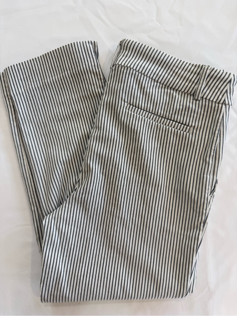 HILARY RADLEY Women’s Striped Grey and White Cropped Dress Pants - Medium